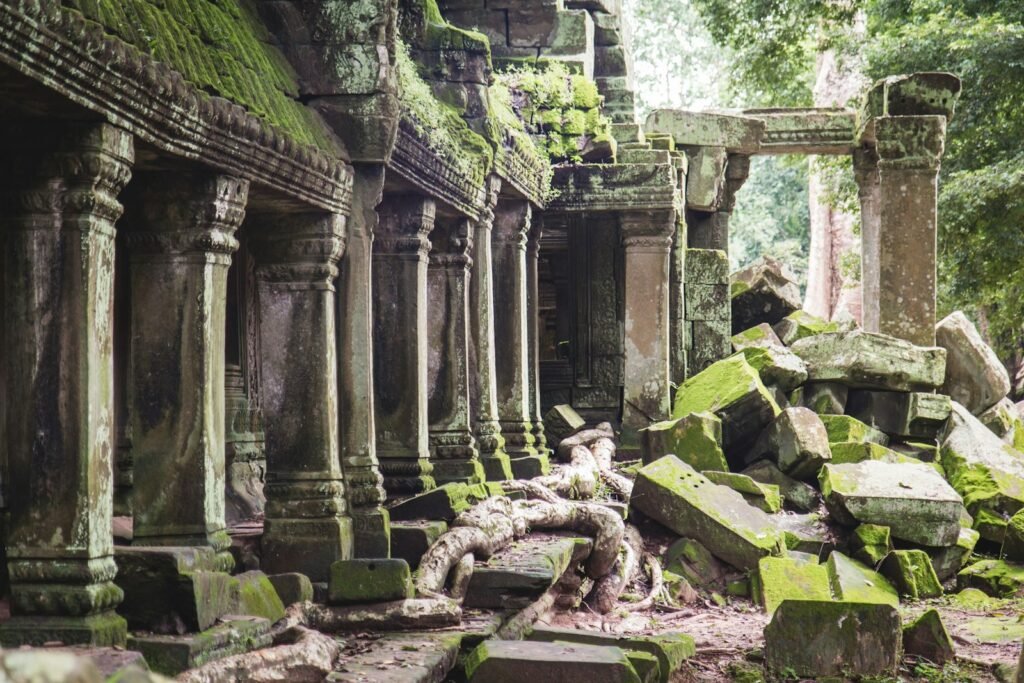 Ruinas de un templo entre vegetación para la sección Arqueología.