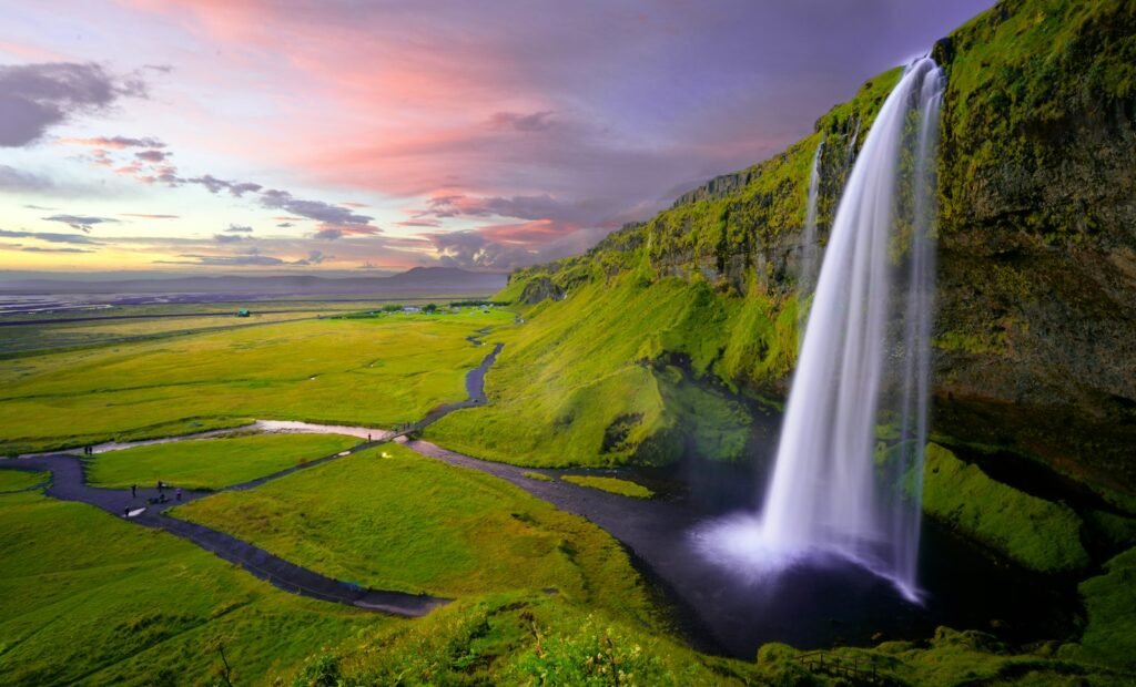 Cascada y paisaje natural para ilustrar la sección Fenómenos naturales.