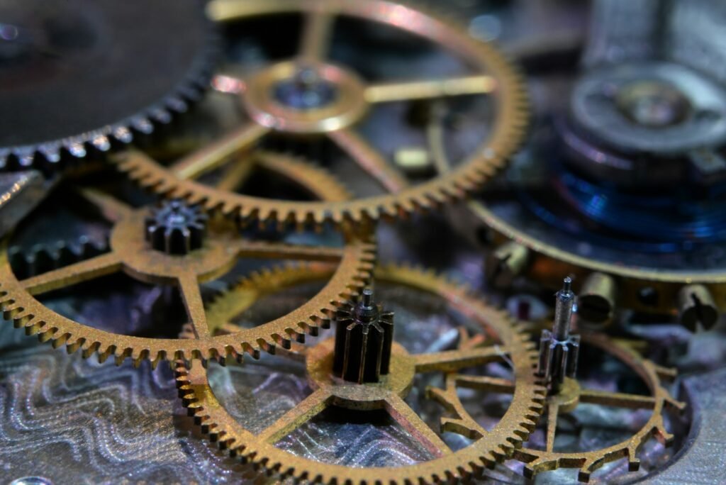 Engranajes de un mecanismo de reloj para la sección Inventos sorprendentes.