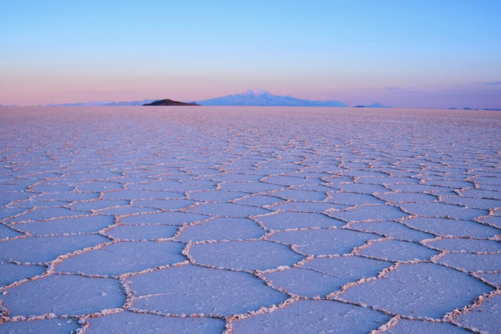 Amanecer sobre un salar que refleja el cielo, imagen de la sección Lugares insólitos.