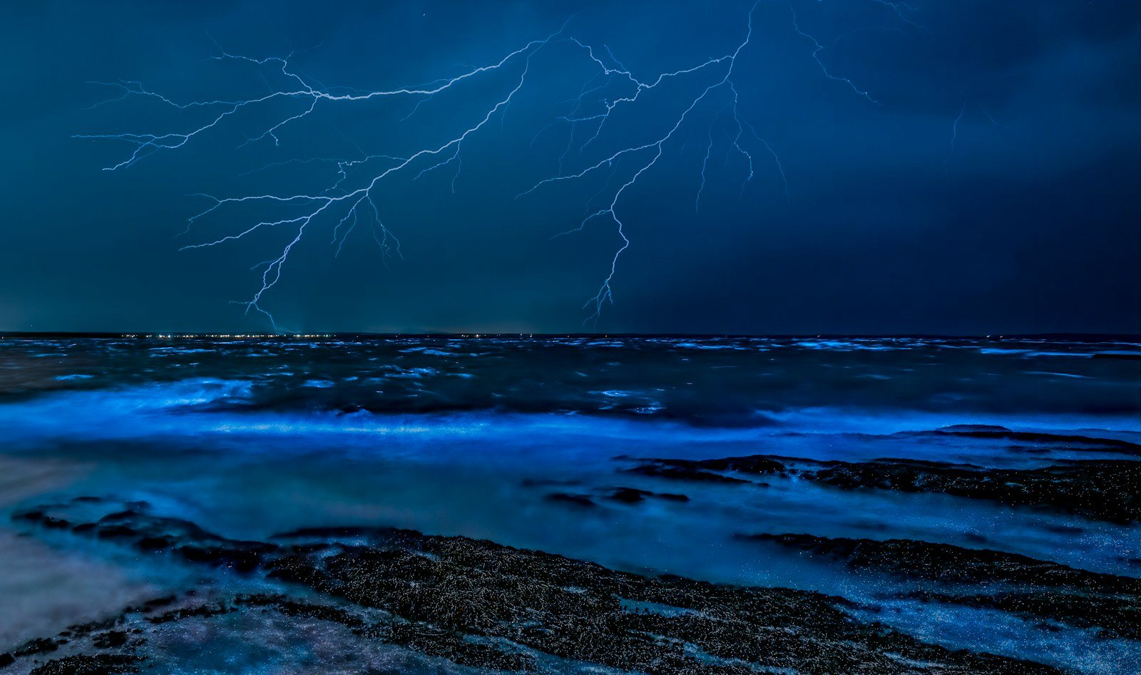 Olas con bioluminescencia azul en Jervis Bay