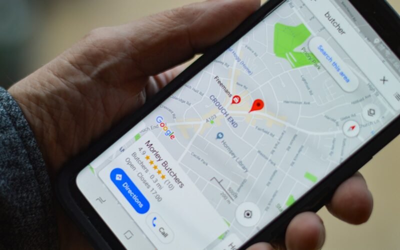 Mapa de navegación abierto en un teléfono