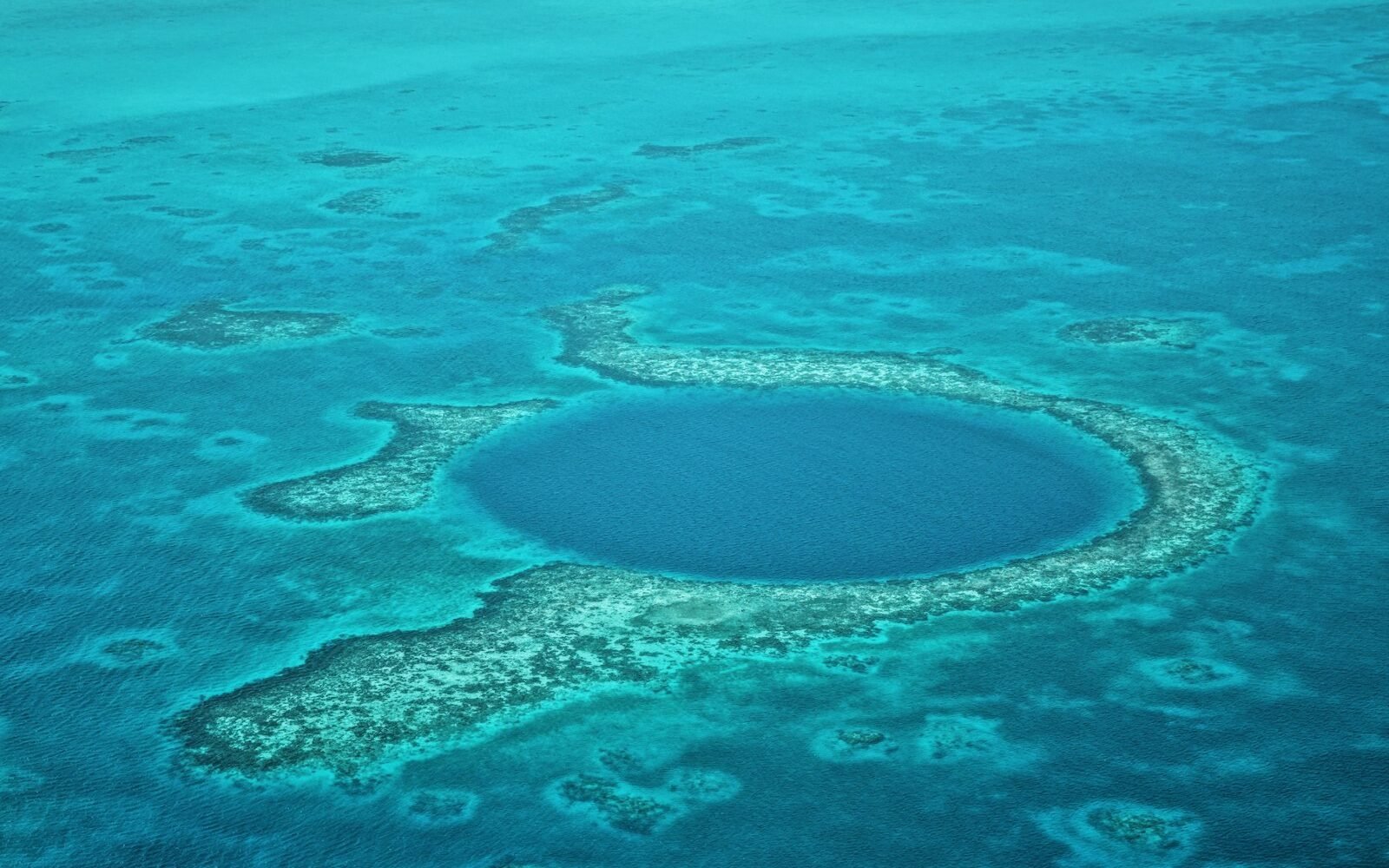 Gran Agujero Azul rodeado por el arrecife de Belice