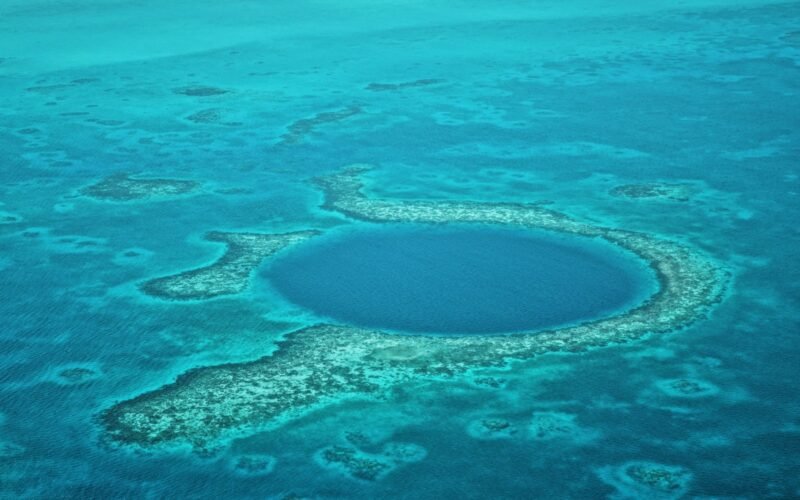 Gran Agujero Azul rodeado por el arrecife de Belice