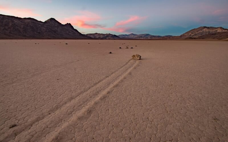 Piedra con rastro de movimiento en Racetrack Playa