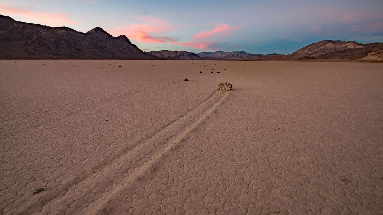 Piedra con rastro de movimiento en Racetrack Playa