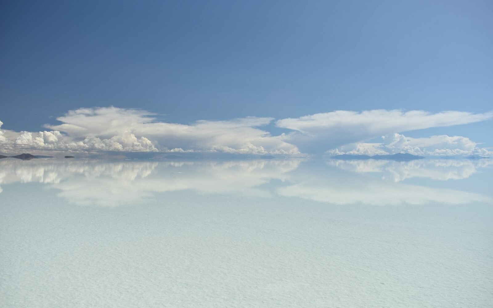 Cielo reflejado sobre el Salar de Uyuni inundado