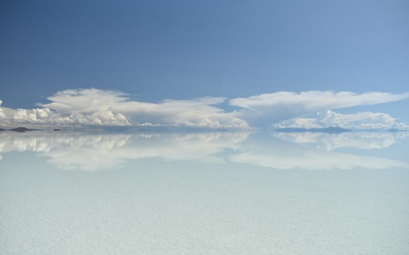 Cielo reflejado sobre el Salar de Uyuni inundado