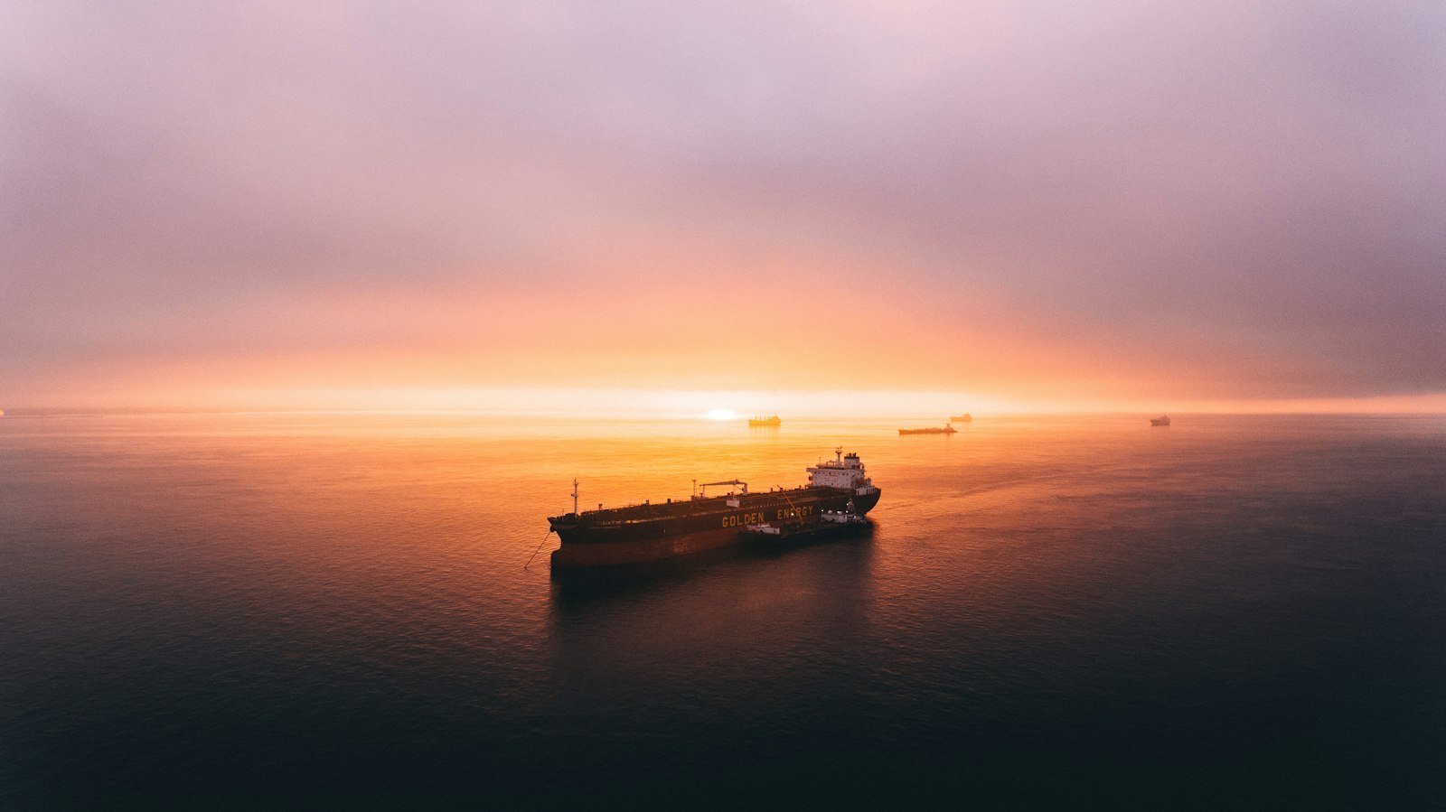 Buque navegando en la bahía de San Francisco